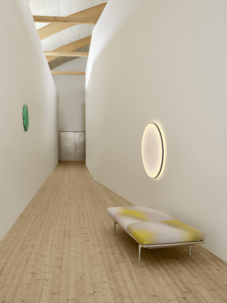 /globalassets/content-media/images/products/daybeds/outline-daybed-alu-nova-003-calm-wall-lamp-90-black-low-res.jpg?revision=639076888800000000