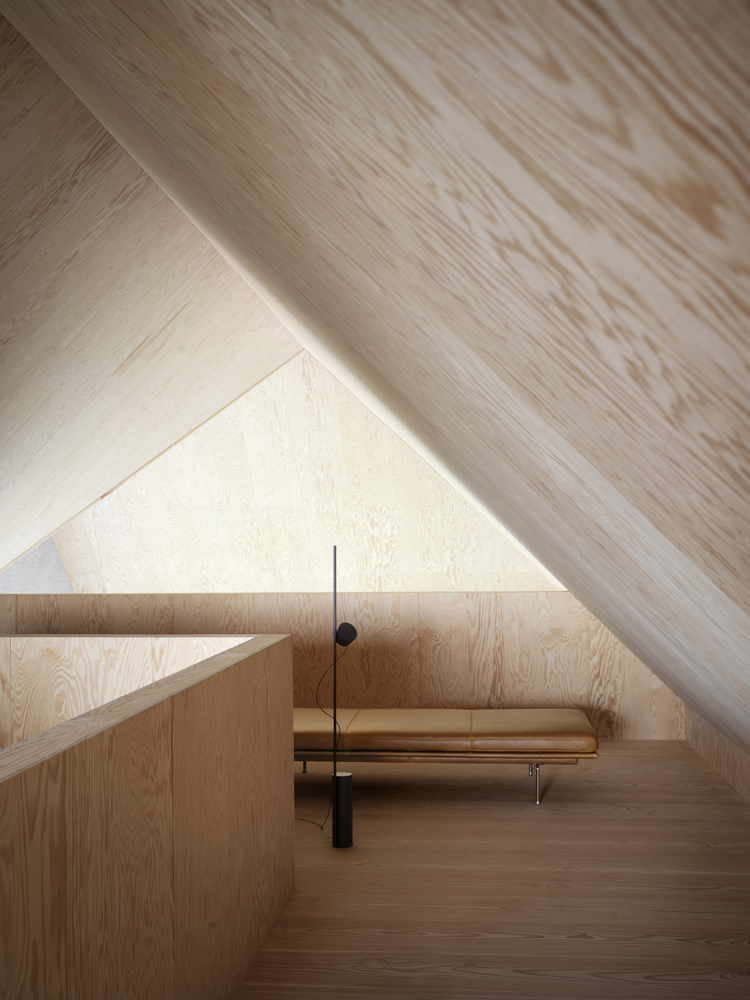 /globalassets/content-media/images/products/daybeds/outline-daybed-refine-cognac-leather-alu-post-floor-black-muuto-org.png?revision=639076890130000000