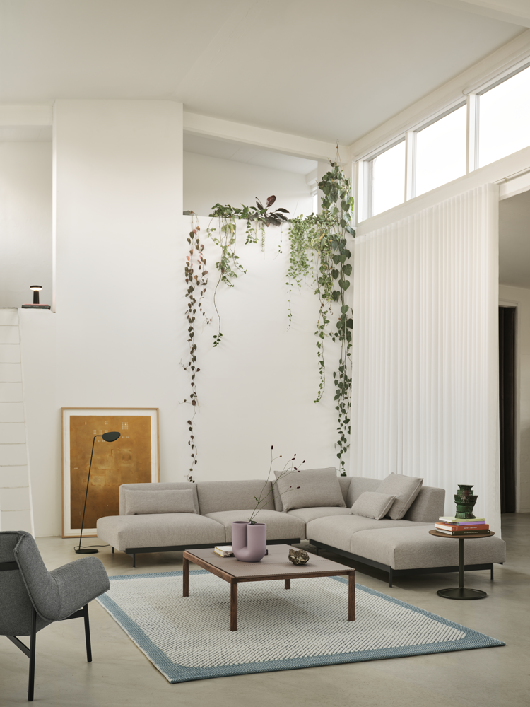 in-situ-corner-config-4-clay-12-pebble-200x300-pale-blue-couple-coffee-table-120x84x35-2-plain-1-wavy-taupe-dark-oiled-oak-wrap-lounge-sabi-151-black-muuto-org