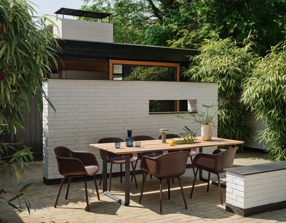 /globalassets/content-media/images/products/shop-by-family/fiber-chair-family/slider/70-70-outdoor-sapele-mahogany-anthracite-black-fiber-outdoor-armchair-brown-red-mere-bowl-light-green-kink-raise-ease-muuto-org.tif.png?revision=639077747610000000