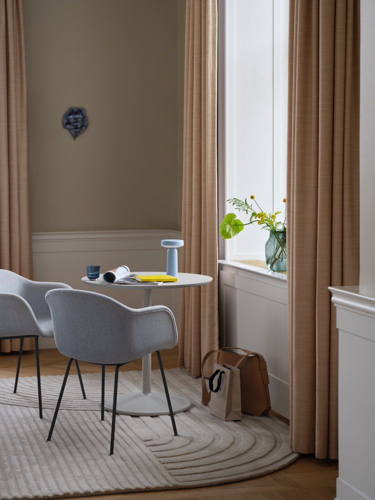 /globalassets/content-media/images/products/shop-by-family/fiber-chair-family/slider/fiber-armchair-tube-anthracite-black-soft-cafe-75-h73-relevo-off-white-ease-silent-raise-muuto-org.png?revision=639077749710000000