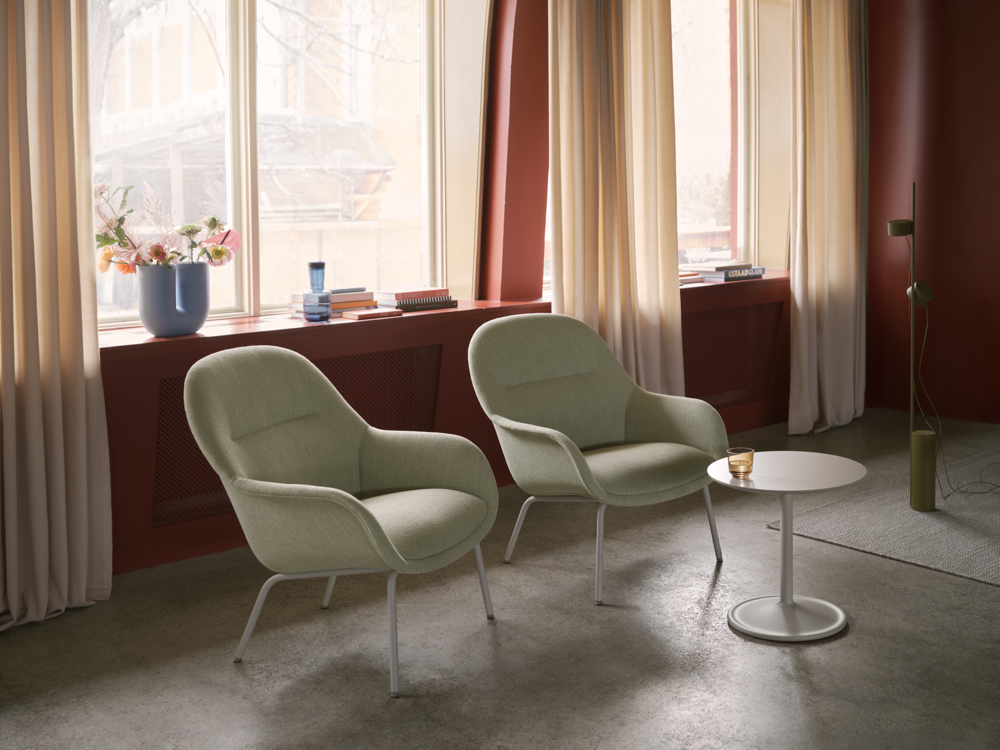 /globalassets/content-media/images/products/shop-by-family/fiber-chair-family/slider/fiber-lounge-armchair-tube-ecriture-910-grey-soft-side-beige-green-post-floor-brown-green-ply-rug-grey-kink-raise-muuto-org.png?revision=639077750060000000