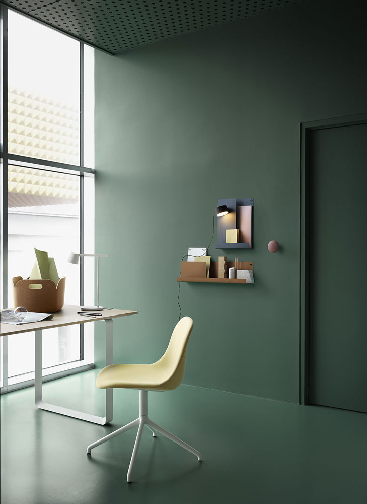 /globalassets/content-media/images/products/shop-by-family/fiber-chair-family/slider/fiber-side-chair-swivel-balder-432-white-70-70-table-tip-lamp-folded-shelves-post-wall-lamp-muuto-low-res.jpg?revision=639077751610000000