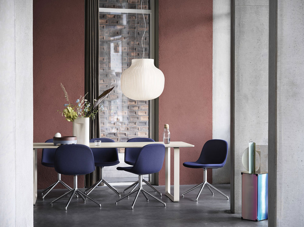 /globalassets/content-media/images/products/shop-by-family/fiber-chair-family/slider/fiber-side-chair-swivel-twill-weave-780-polished-alu-70-70-table-sand-strand-pendant-ridge-vase-muuto-low-res.jpg?revision=639077760900000000