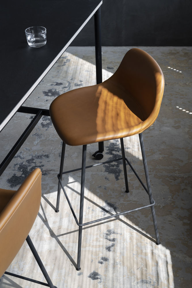 /globalassets/content-media/images/products/shop-by-family/fiber-chair-family/slider/lifestyle-extra-muuto-agu-2020-med-res-33.jpg?revision=639077761530000000