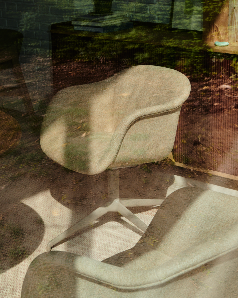 /globalassets/content-media/images/products/shop-by-family/fiber-chair-family/slider/muuto-editorial-fall-2023-org-7.png?revision=639077762370000000
