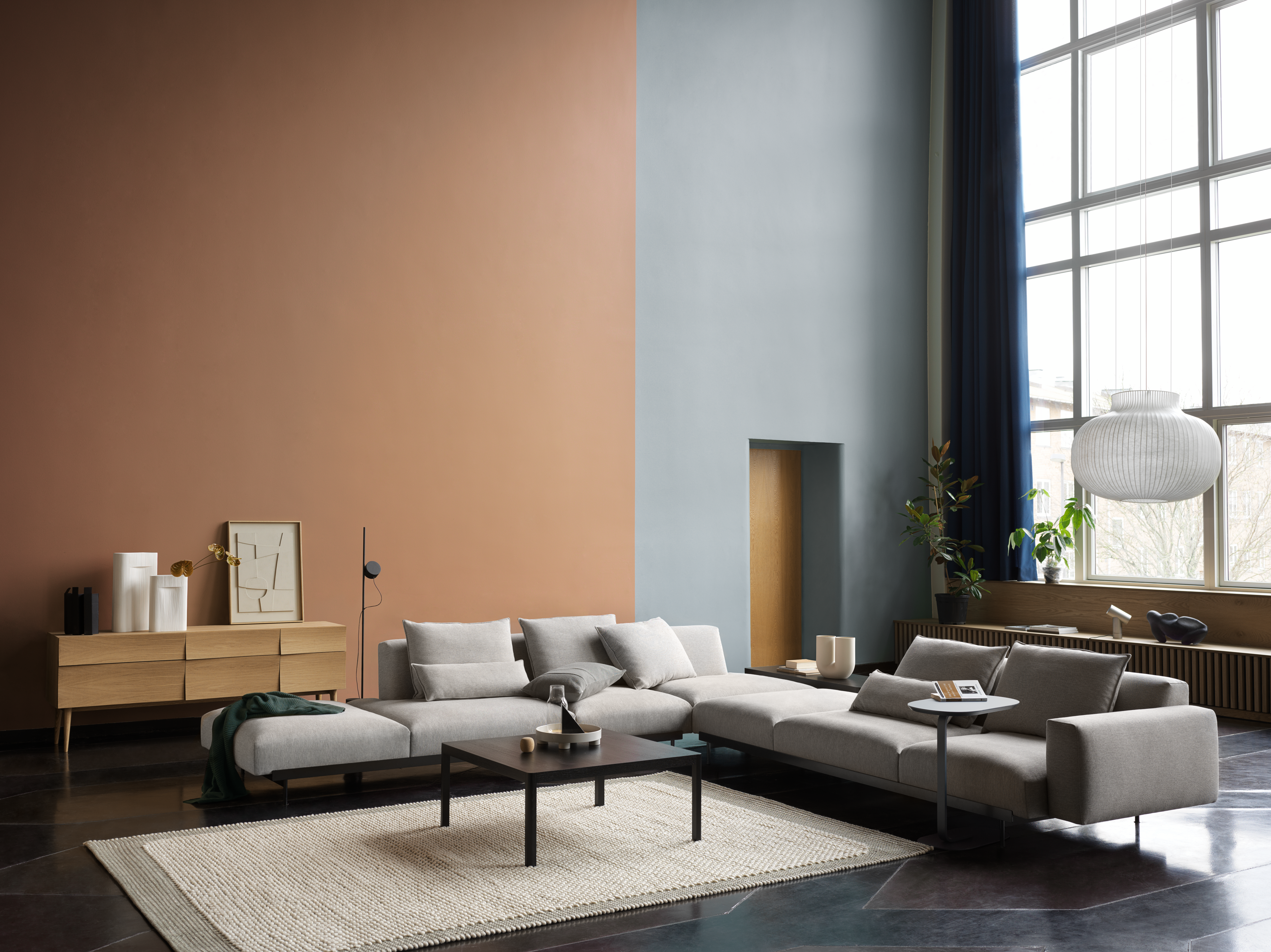 /globalassets/content-media/images/products/shop-by-family/in-situ-modular-sofa/slider/in-situ-corner-conf-9-clay-12-workshop-black-pebble-light-grey-reflect-180-oak-strand-pendant-muuto-org.png?revision=639078017070000000