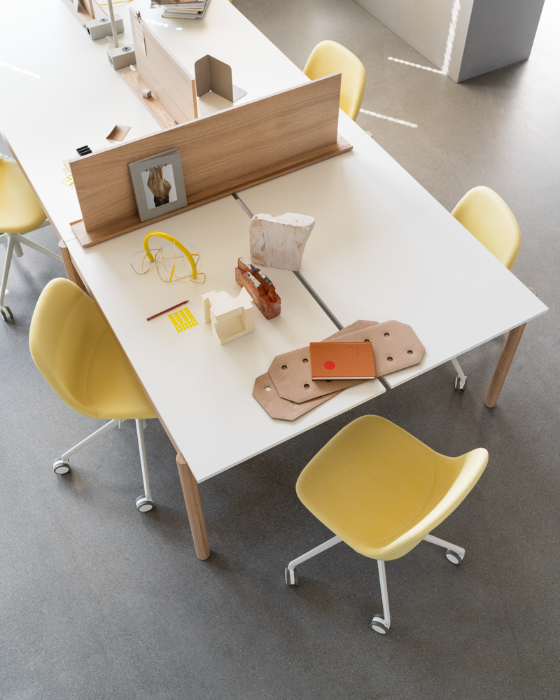 /globalassets/content-media/images/products/shop-by-family/linear-system/lifestyle-extra-muuto-agu-2020-hi-res-14.png?revision=639080353030000000