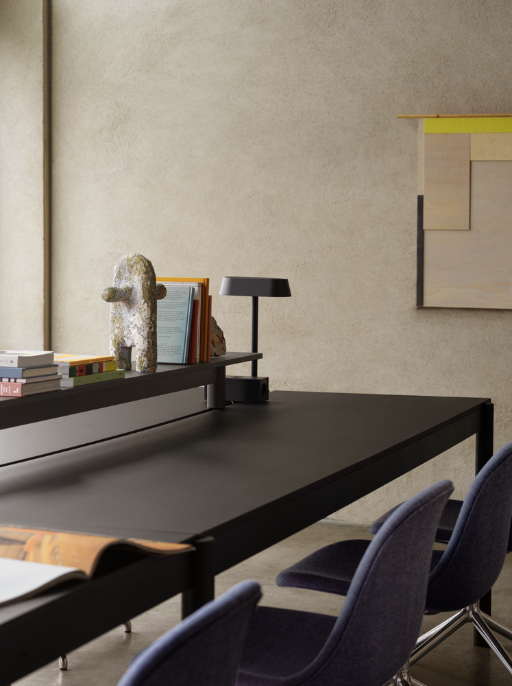 /globalassets/content-media/images/products/shop-by-family/linear-system/linear-system-config-1-black-black-tray-170-mounted-lamp-table-power-outlet-black-fiber-side-swivel-alu-sabi-631-muuto-org.png?revision=639080354490000000