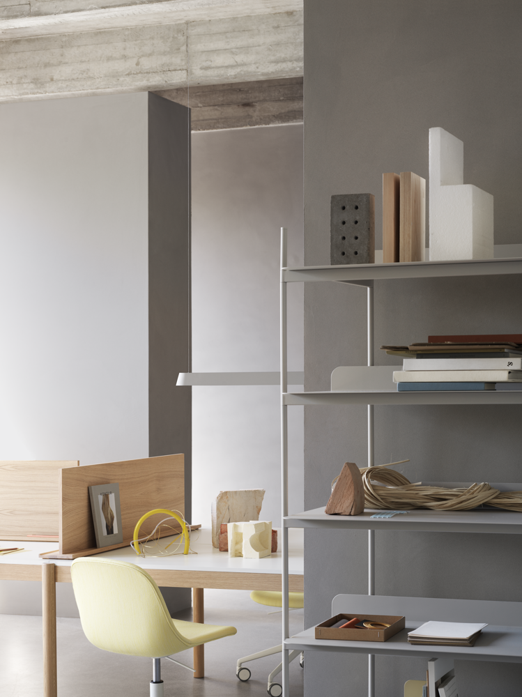 /globalassets/content-media/images/products/shop-by-family/linear-system/linear-system-table-config-1-white-laminate-oak-fiber-side-chair-swivel-castors-balder-432-linear-lamp-screens-compile-muuto-org.png?revision=639080356290000000