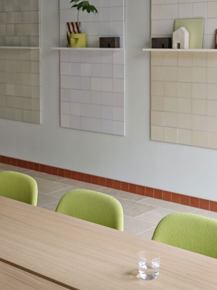 /globalassets/content-media/images/products/shop-by-family/linear-system/linear-system-table-config-2-oak-fiber-side-chair-acca-961-raise-glasses-clear-ridge-planter-15-moss-green-muuto-low-res.jpg?revision=639080356610000000