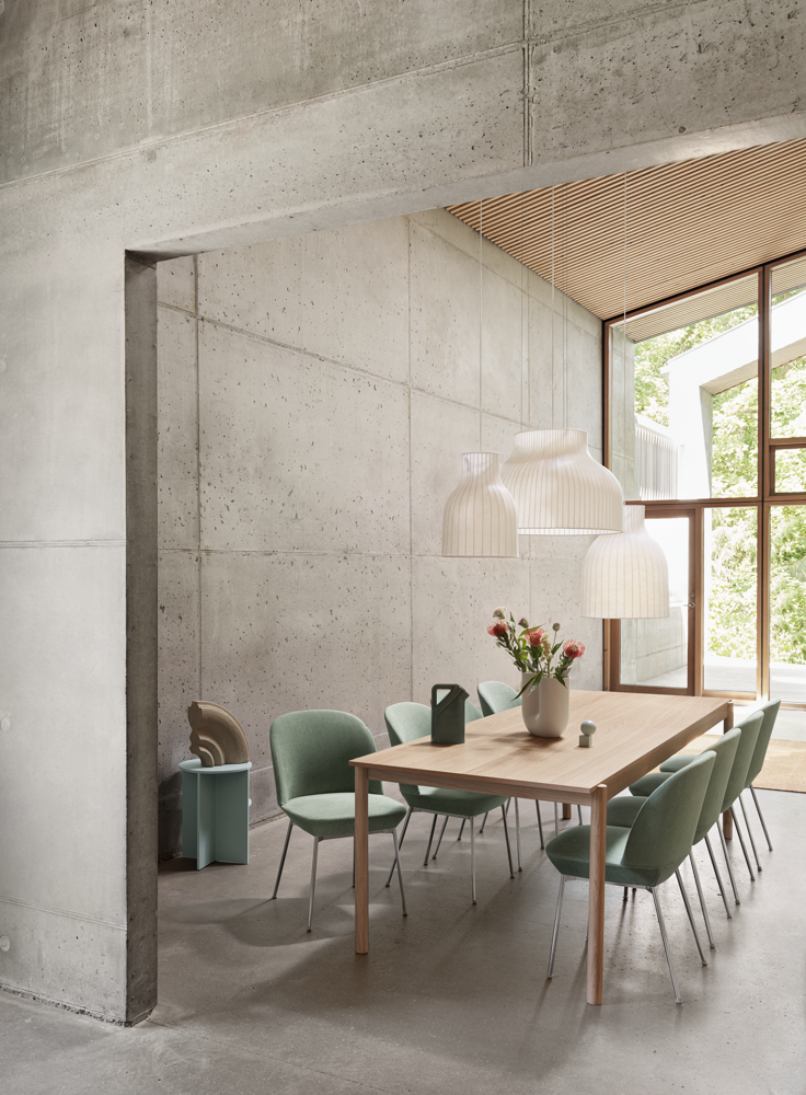 /globalassets/content-media/images/products/shop-by-family/oslo-family/linear-wood-oak-table-oslo-side-chair-still-941-chrome-strand-pendant-lamp-halves-table-ply-rug-muuto-org.png?revision=639077748650000000