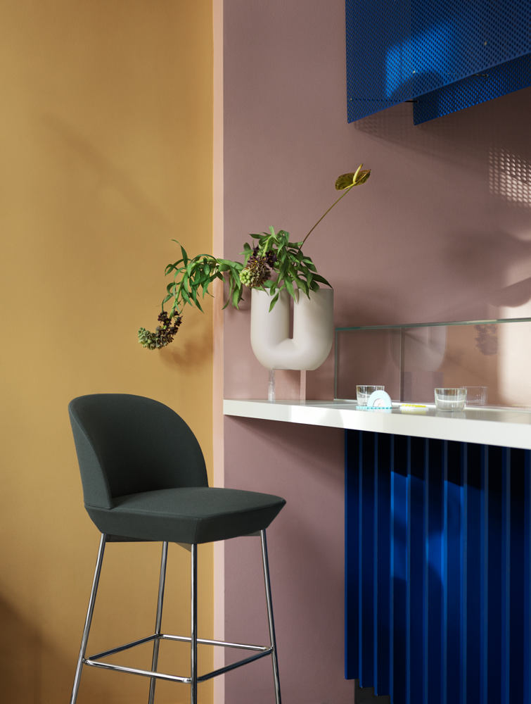 /globalassets/content-media/images/products/shop-by-family/oslo-family/oslo-bar-stool-twill-weave-990-chrome-kink-vase-sand-corky-muuto-org.png?revision=639077749700000000