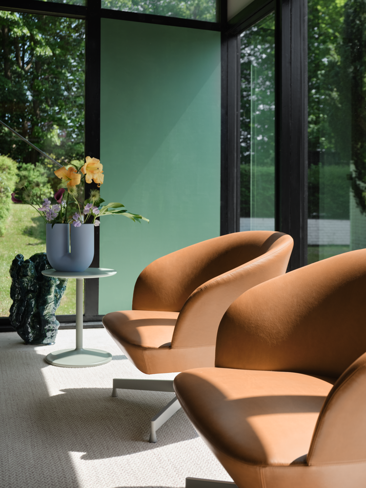 /globalassets/content-media/images/products/shop-by-family/oslo-family/oslo-lounge-chair-refine-leather-cognac-grey-swivel-ply-light-rose-soft-side-dusty-green-muuto-org.png?revision=639077751430000000
