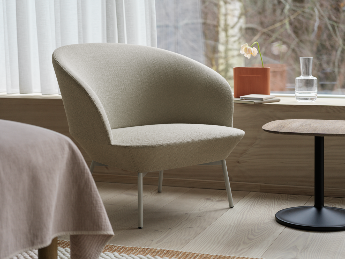 /globalassets/content-media/images/products/shop-by-family/oslo-family/oslo-lounge-chair-tube-base-grey-vidar-146-soft-side-45x45-smoked-oak-black-ridge-16-5-terracotta-raise-carafe-clear-pebble-rug-burnt-orange-org.png?revision=639077751910000000