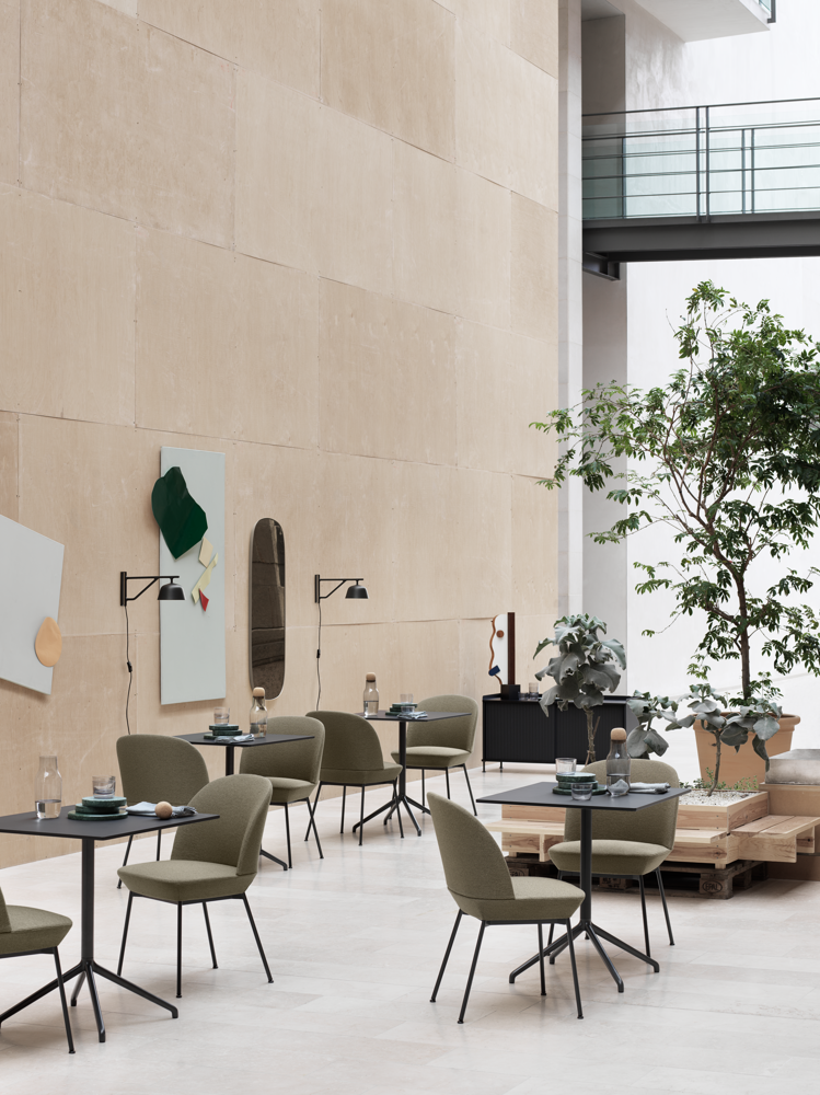 /globalassets/content-media/images/products/shop-by-family/oslo-family/oslo-side-chair-ocean-21-anthracite-black-still-cafe-table-black-ambit-wall-black-enfold-muuto-org.png?revision=639077756840000000