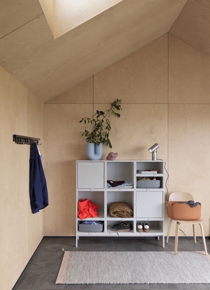 /globalassets/content-media/images/products/shop-by-family/stacked-storage-system/slider/stacked-grey-coil-coat-rack-black-100-restore-tray-grey-visu-chair-restore-burnt-orange-ply-rug-muuto-org.jpg?revision=639077874020000000