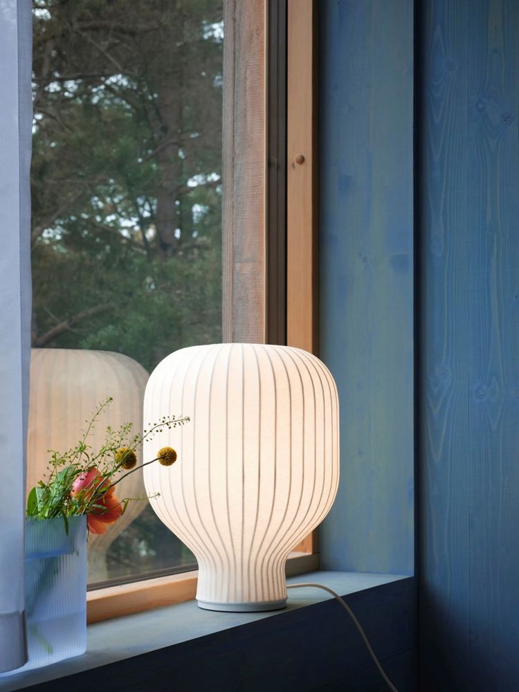 /globalassets/content-media/images/products/shop-by-family/strand-family/slider/strand-table-lamp-ridge-vase-16-light-blue-frosted-glass-low-res.jpg?revision=639077138970000000