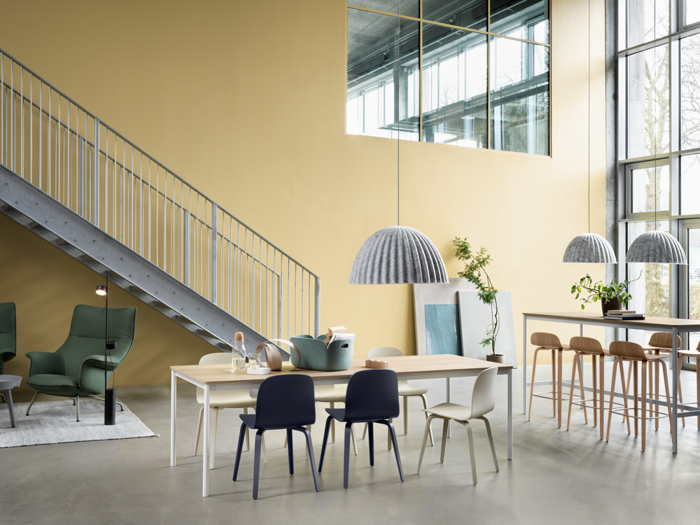 /globalassets/content-media/images/ready-to-ship/visu-chair-midnight-blue-sand-visu-bar-oak-base-table-oak-white-under-the-bell-doze-lounge-post-lamp-muuto-org.png?revision=639087295800000000