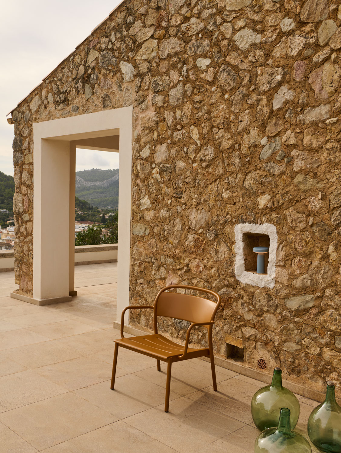 /globalassets/content-media/images/settle---mallorca/linear-steel-lounge-chair-burnt-orange-ease-table-lamp-pale-blue-low-res.jpg?revision=639125476990000000