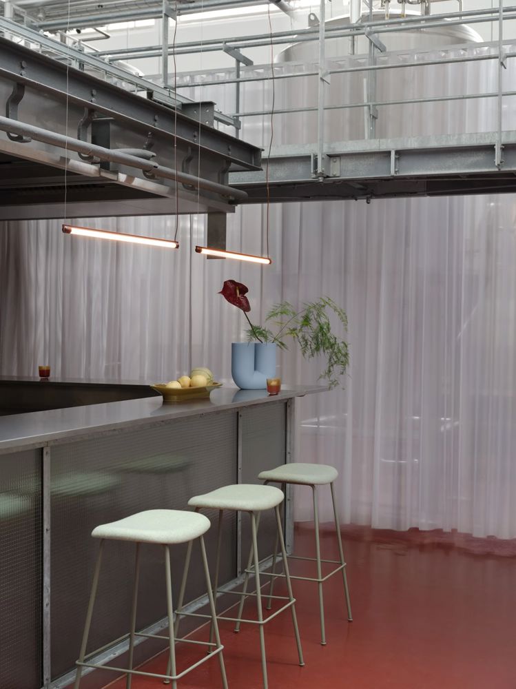 fine-suspension-lamp-90-deep-red-fiber-bar-stool-dusty-green-divina-melange-917-mere-bowl-brown-green-muuto-org