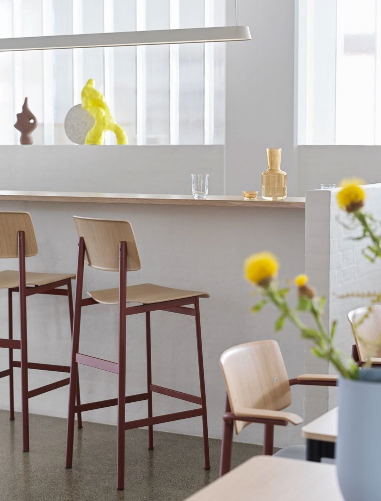 loft-bar-75-deep-red-oak-raise-carafe-burnt-orange-raise-glass-30-cl-clear-linear-pendant-169-grey-muuto-org
