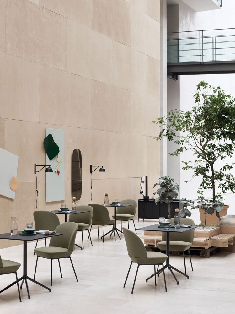 oslo-side-chair-ocean-21-anthracite-black-still-cafe-table-black-ambit-wall-black-enfold-muuto-org