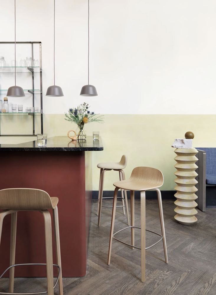 visu-barstool-oak-canvas-414-ambit-taupe-corky-silent-vase-muuto-org