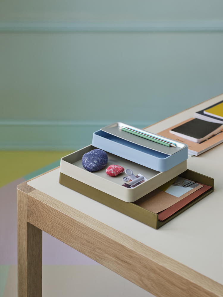 /globalassets/content-media/images/spaces/home-office/arrange-desktop-series-light-blue-grey-brown-green-workshop-table-warm-grey-oak-muuto-org.png?revision=639081984580000000