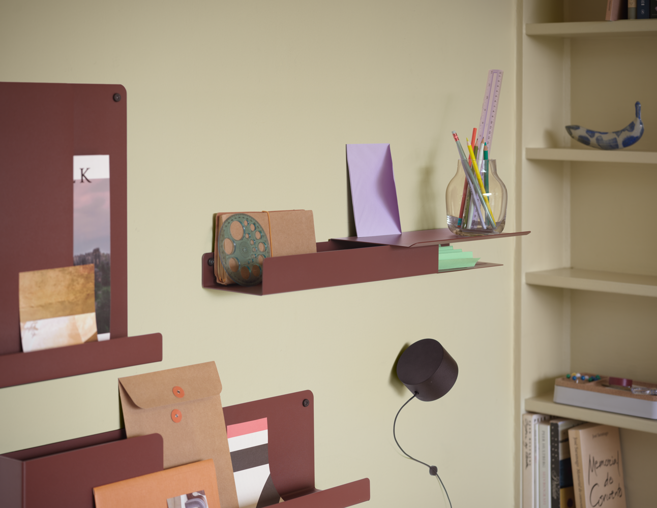 /globalassets/content-media/images/spaces/home-office/folded-shelves-deep-red-silent-vase-11-clear-post-wall-lamp-arrange-grey-muuto-org.png?revision=639081987370000000