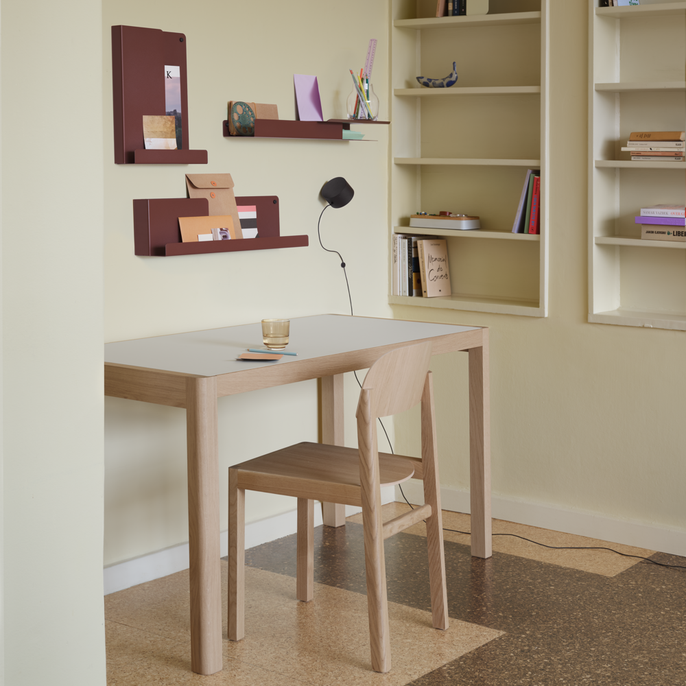 /globalassets/content-media/images/spaces/home-office/folded-shelves-deep-red-workshop-table-130-warm-grey-linoleum-oak-workshop-chair-post-wall-lamp-silent-11-clear-raise-muuto-org-11-square.png?revision=639081987720000000