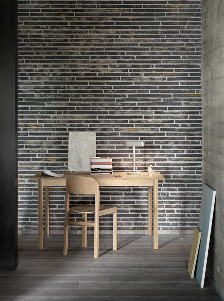 /globalassets/content-media/images/spaces/home-office/linear-wood-table-140-workshop-chair-linear-table-lamp-grey-arrange-grey-terracotta-muuto-org.png?revision=639081988070000000