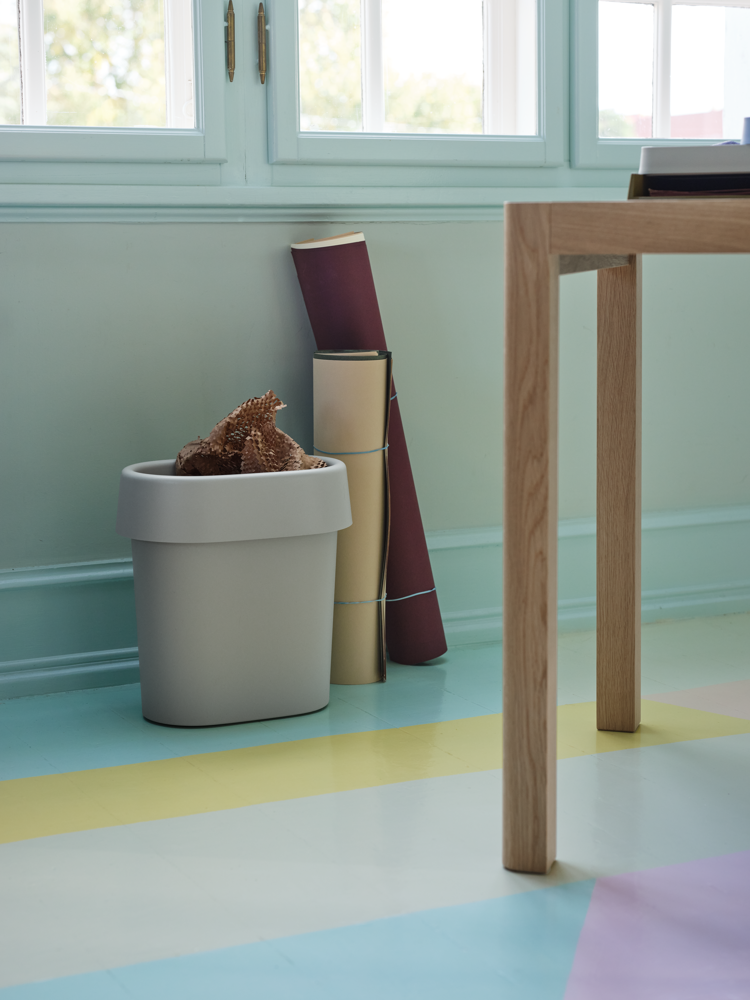 /globalassets/content-media/images/spaces/home-office/reduce-paper-bin-grey-workshop-table-oak-muuto-org.png?revision=639081988730000000