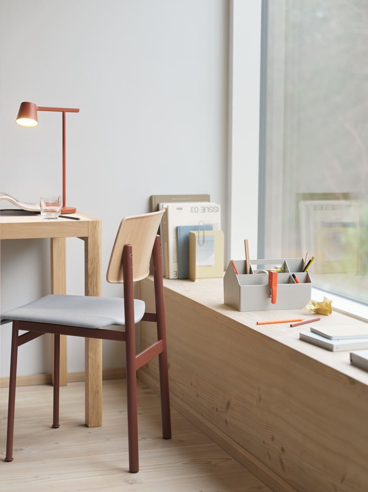 /globalassets/content-media/images/spaces/home-office/sketch-toolbox-grey-loft-chair-oak-deep-red-steelcut-140-workshop-table-130-cm-oak-warm-grey-linoleum-tip-table-copper-brown-org.png?revision=639081989230000000