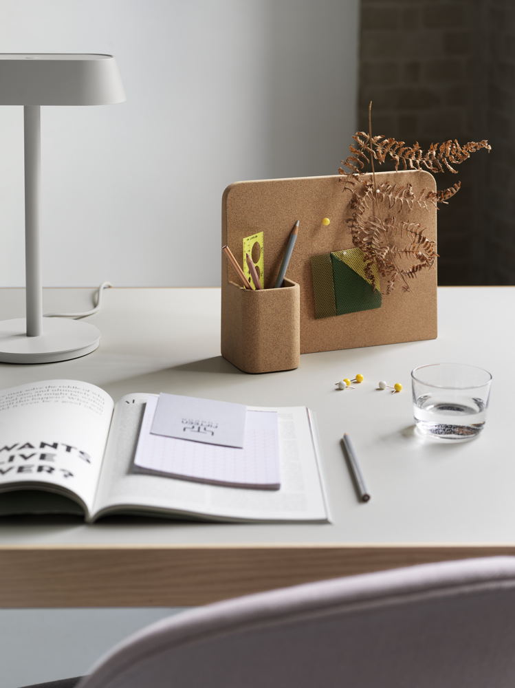 /globalassets/content-media/images/spaces/home-office/story-pinboard-linear-table-lamp-workshop-table-oak-warm-grey-fiber-side-twill-weave-620-muuto-org.png?revision=639081991230000000