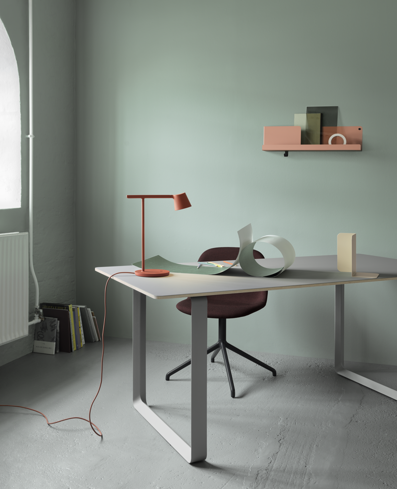 /globalassets/content-media/images/spaces/home-office/tip-lamp-7070-table-compile-folded.png?revision=639081991600000000