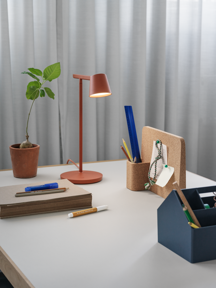 /globalassets/content-media/images/spaces/home-office/workshop-table-140-warm-grey-linoleum-tip-table-lamp-copper-brown-sketch-toolbox-midnight-blue-story-pinboard-muuto-org.png?revision=639081993220000000