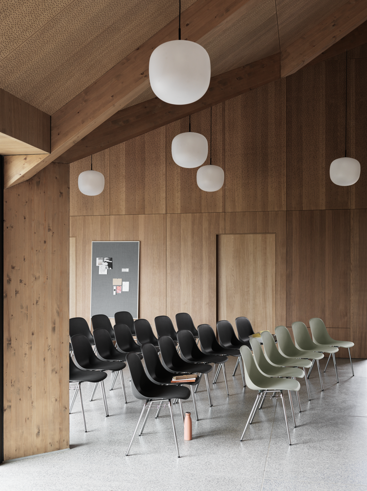 fiber-a-base-w-linking-black-chrome-dusty-green-chrome-rime-pendant-37-black-muuto-org