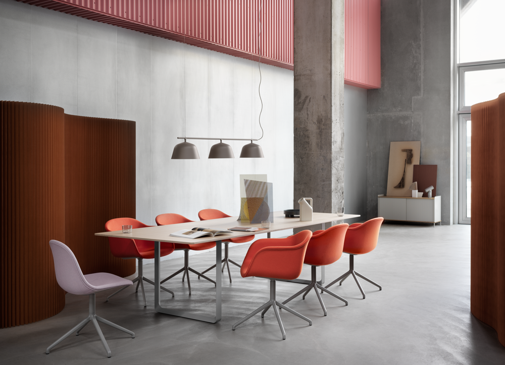 fiber-arm-swivel-forest-nap-552-grey-fiber-side-swivel-twill-weave-620-grey-70-70-table-oak-grey-ambit-rail-muuto-org