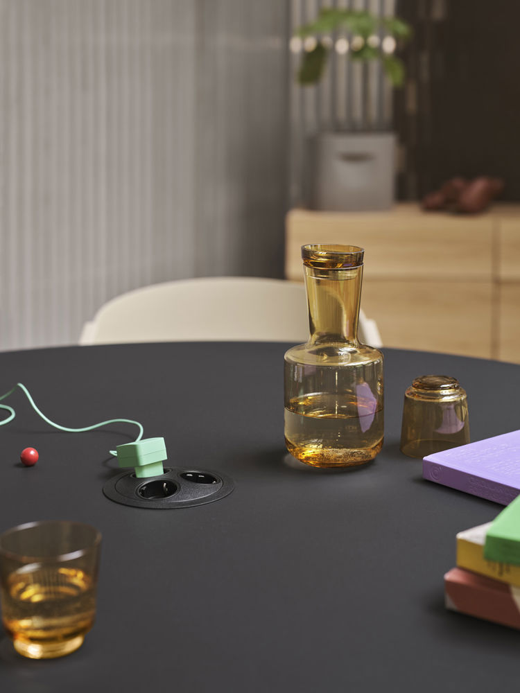 midst-table-power-black-nanolaminat-raise-burnt-orange-low-res
