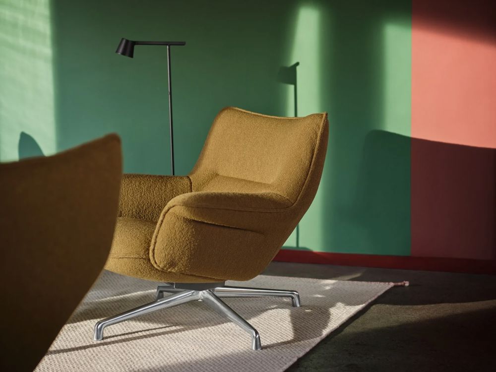 doze-lounge-chair-low-back-swivel-hearth-8-polished-alu-ply-rug-light-rose-tip-floor-black-muuto-org