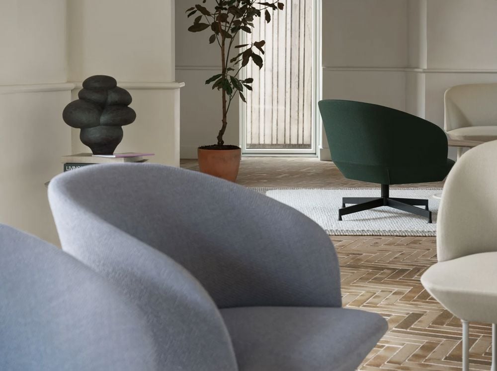  oslo-lounge-colline-737-oslo-lounge-swivel-black-twill-weave-990-oslo-sofa-vidar-146-pebble-rug-light-grey-or