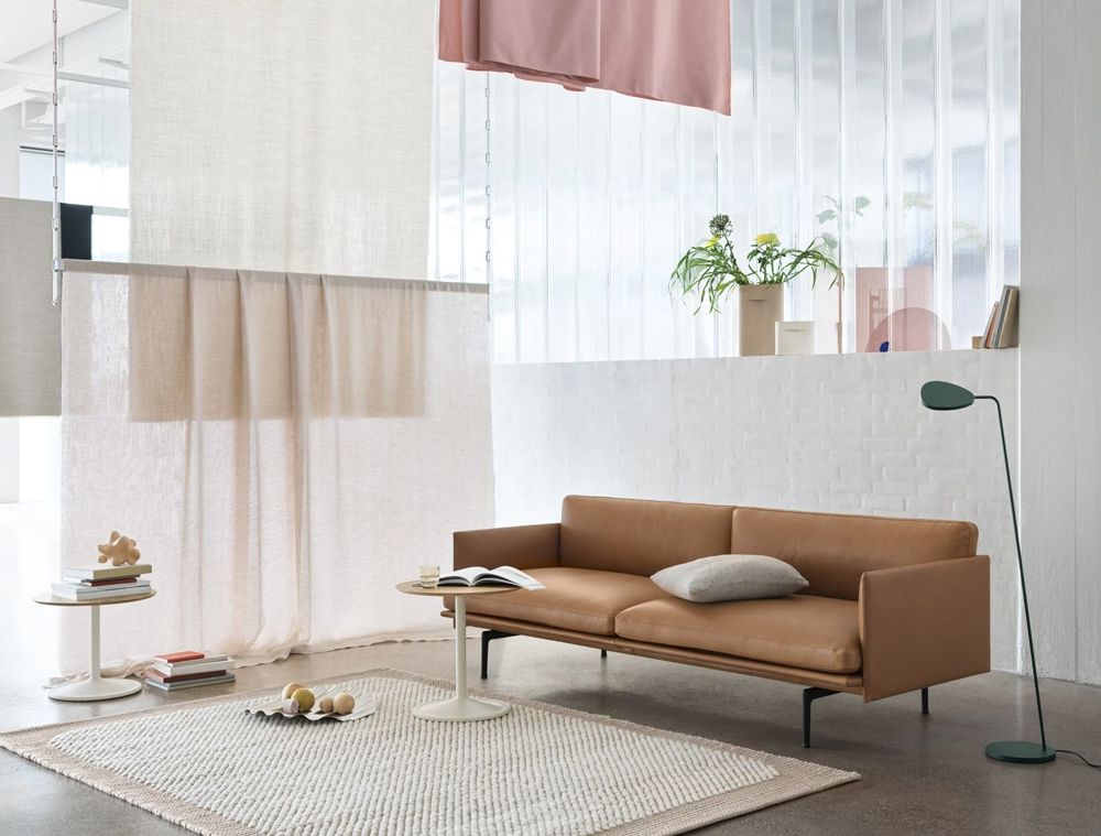 outline-3-seater-refine-cognac-black-soft-side-solid-oak-off-white-wave-tray-pebble-pale-rose-leaf-floor--ridge-layer-cushion-muuto-org_v2