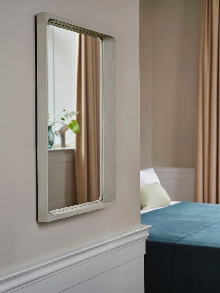 arced-mirror-grey-beam-alu-silent-dark-green-mingle-light-green-muuto-med-res