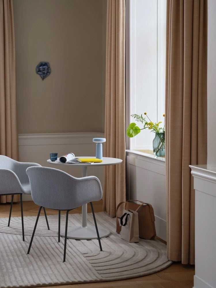 fiber-armchair-tube-anthracite-black-soft-cafe-75-h73-relevo-off-white-ease-silent-raise-muuto-org