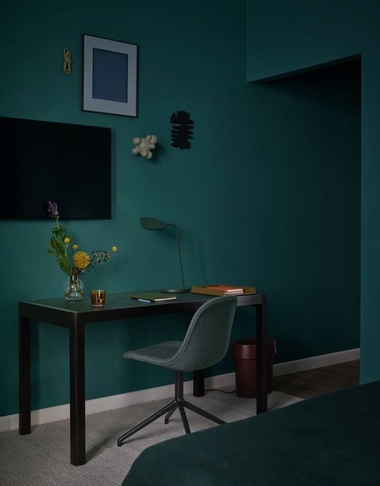 workshop-table-130-fiber-side-swivel-beck-027-anthracite-black-leaf-arrange-brown-green-reduce-muuto-org