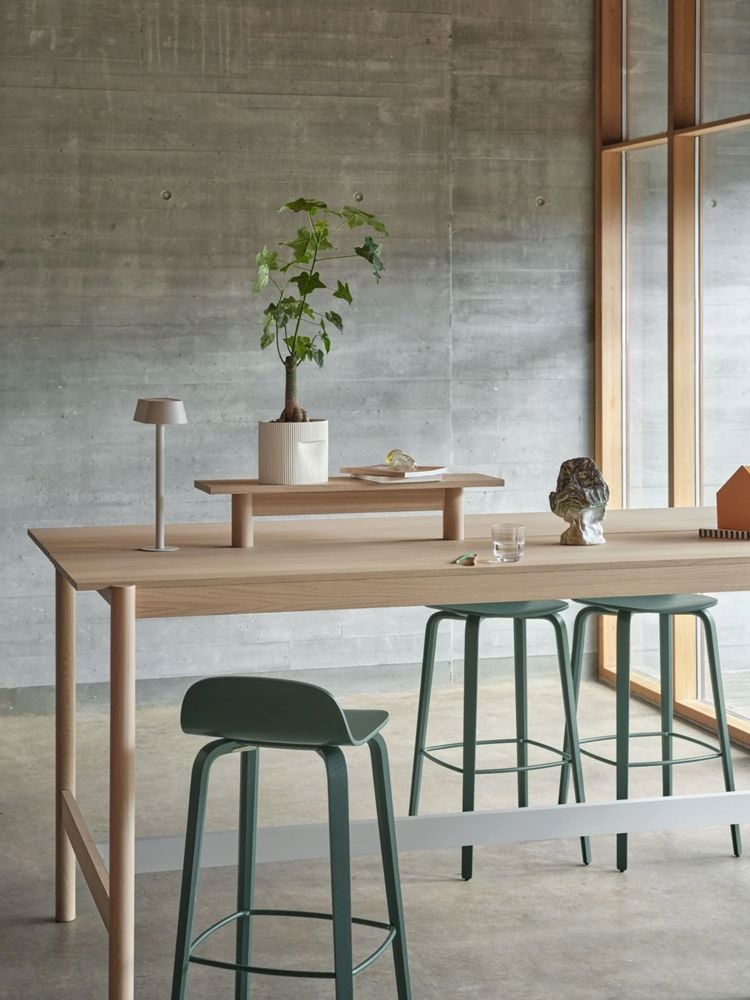 linear-system-high-table-105-oak-tray-75-visu-bar-stool-75-dark-green-ridge-planter-15-off-white-linear-table-lamp-muuto-low-res