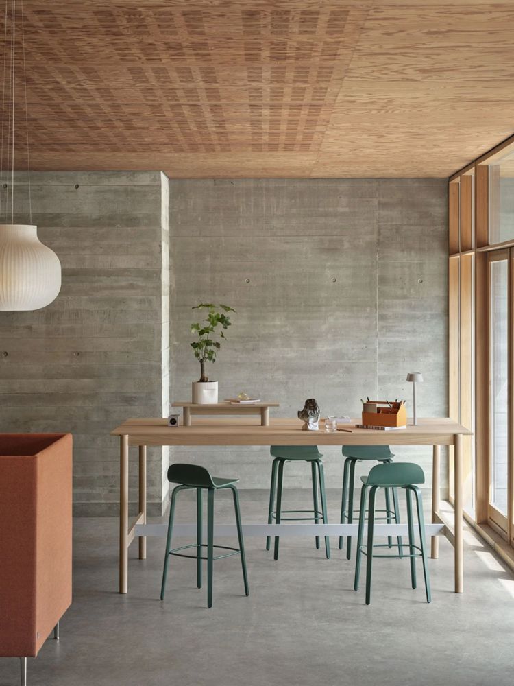  linear-system-high-table-105-oak-tray-75-visu-bar-stool-75-dark-green-ridge-planter-15-off-white-sketch-toolbox-muuto-low-res