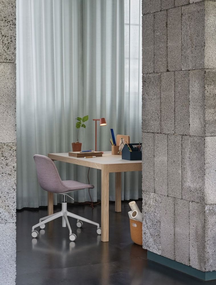  workshop-table-140-warm-grey-linoleum-fiber-side-chair-swivel-castors-gas-twill-weave-620-muuto-org