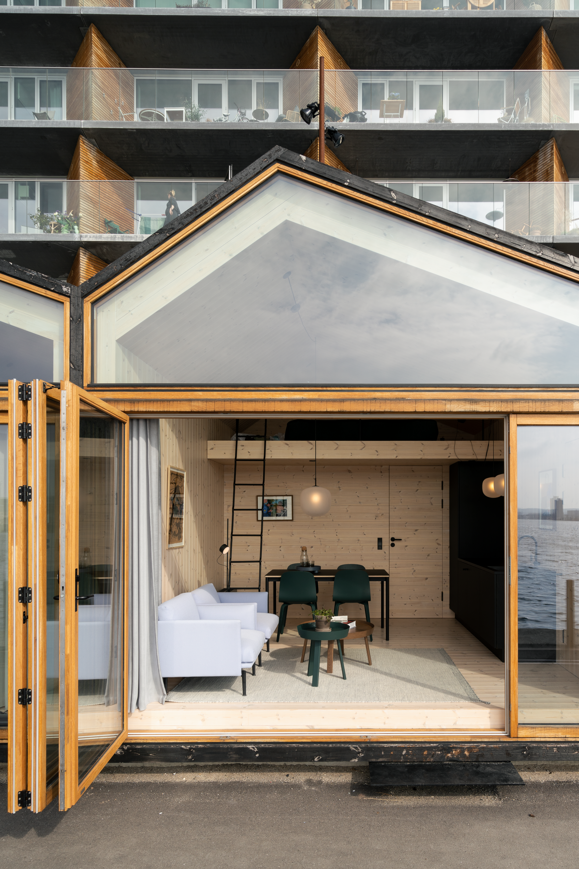 /globalassets/content-media/images/stories/badehusene/badehusene-aarhus-project-ref-muuto-hi-res-35-23-roll-up-image-optimized.png?revision=639056987880000000